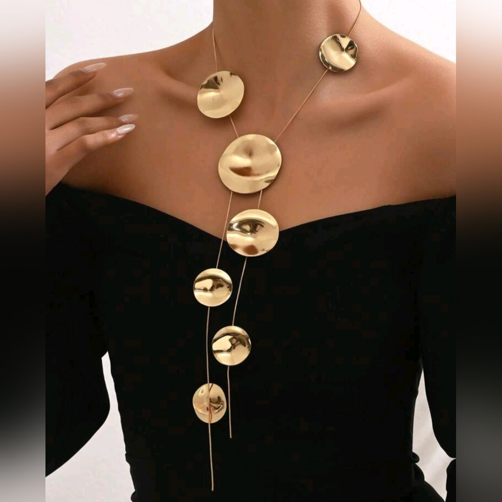 Elegant Gold Disc Necklace